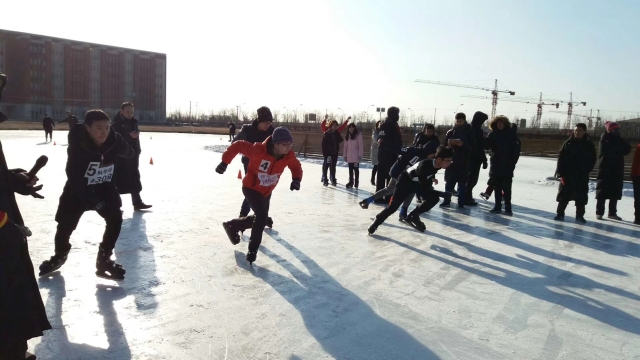 来东大，不去冰面上滑（shuai）两下，怎么对得起自己厚厚的羽绒服？