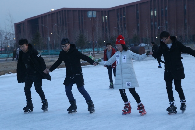 来东大，不去冰面上滑（shuai）两下，怎么对得起自己厚厚的羽绒服？