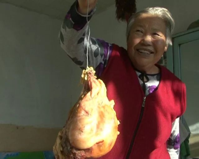 「本地」林甸农民杀鹅取出一个“宝贝”，网称“宝贝”在上海拍出870万天价