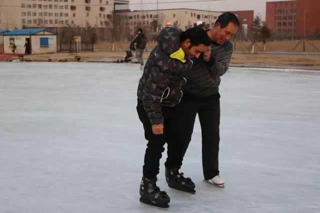 来东大，不去冰面上滑（shuai）两下，怎么对得起自己厚厚的羽绒服？