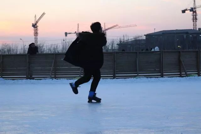 来东大，不去冰面上滑（shuai）两下，怎么对得起自己厚厚的羽绒服？