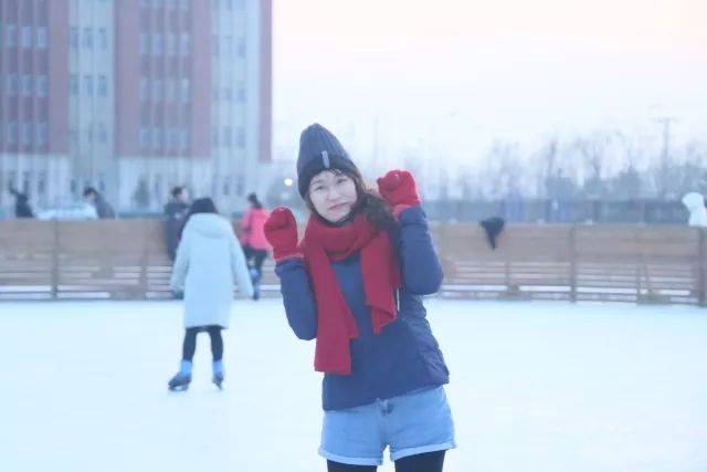 来东大，不去冰面上滑（shuai）两下，怎么对得起自己厚厚的羽绒服？