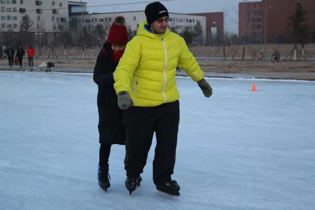 来东大，不去冰面上滑（shuai）两下，怎么对得起自己厚厚的羽绒服？