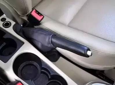 大雪后的爱车,大雪后如何清除车上的雪