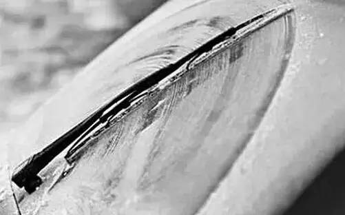 大雪后的爱车,大雪后如何清除车上的雪