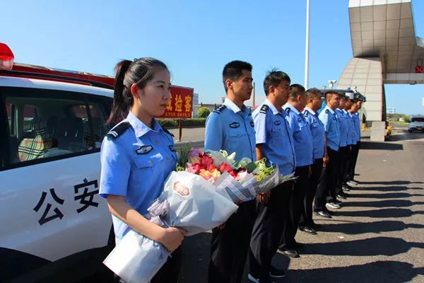 给警察发自拍,发警察服自拍照文案