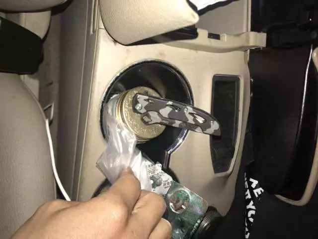 汽车里面放一把水果刀犯法吗,车上放水果刀拘留多久