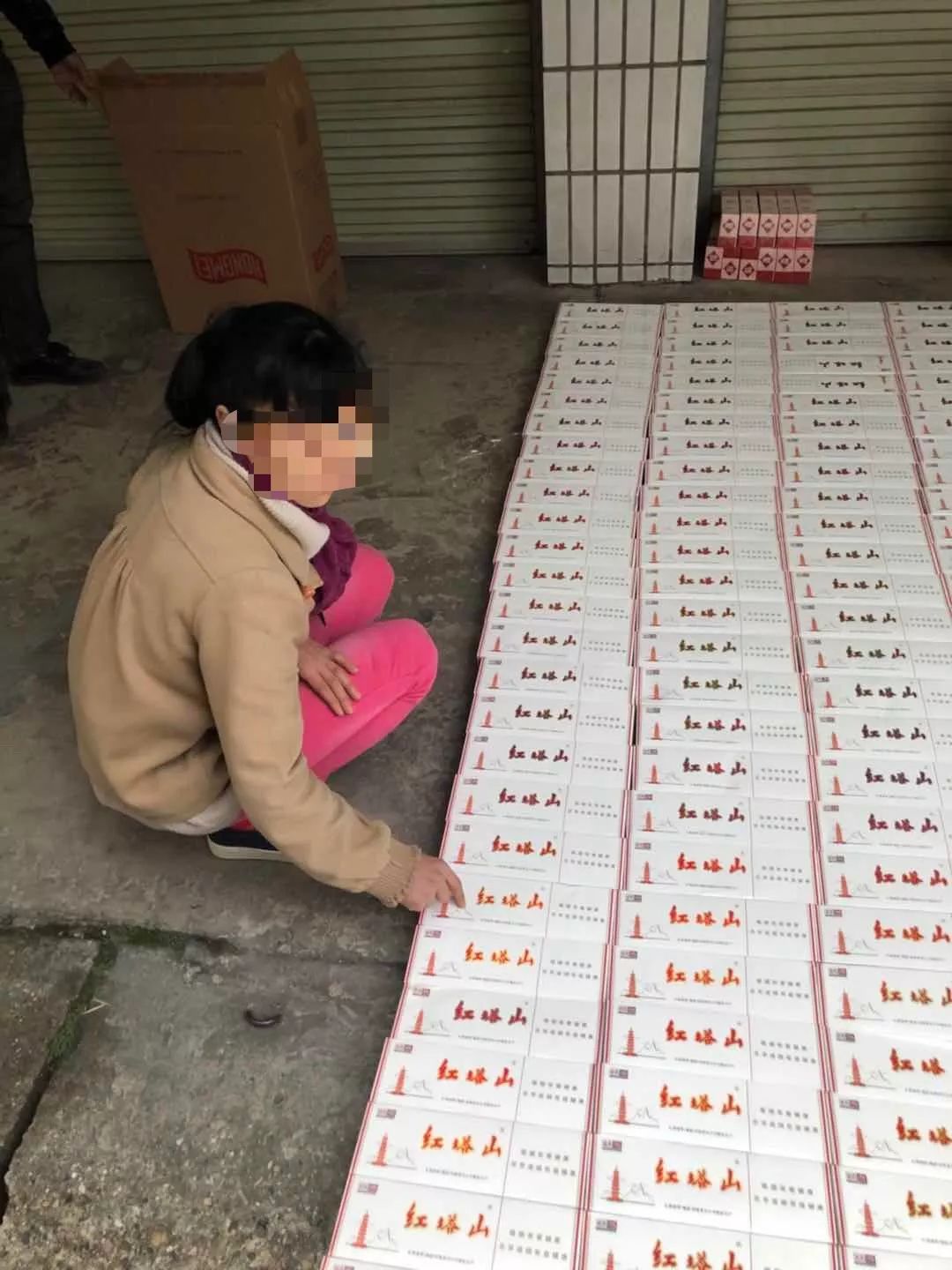 南宁两女子偷烟,广西南宁女子非法营运被查