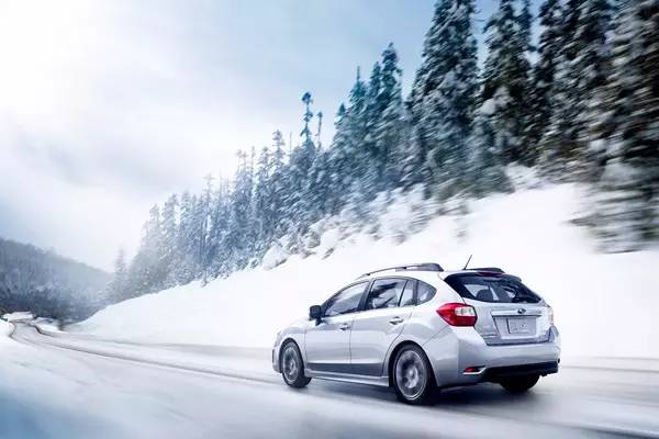 大雪后的爱车,大雪后如何清除车上的雪