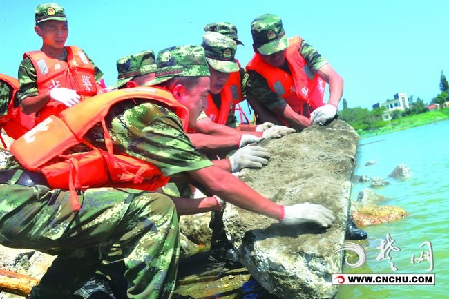烈日下站岗武警战士,烈日下挥汗如雨