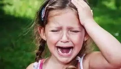 孩子情绪崩溃时,这么做比说教更重要