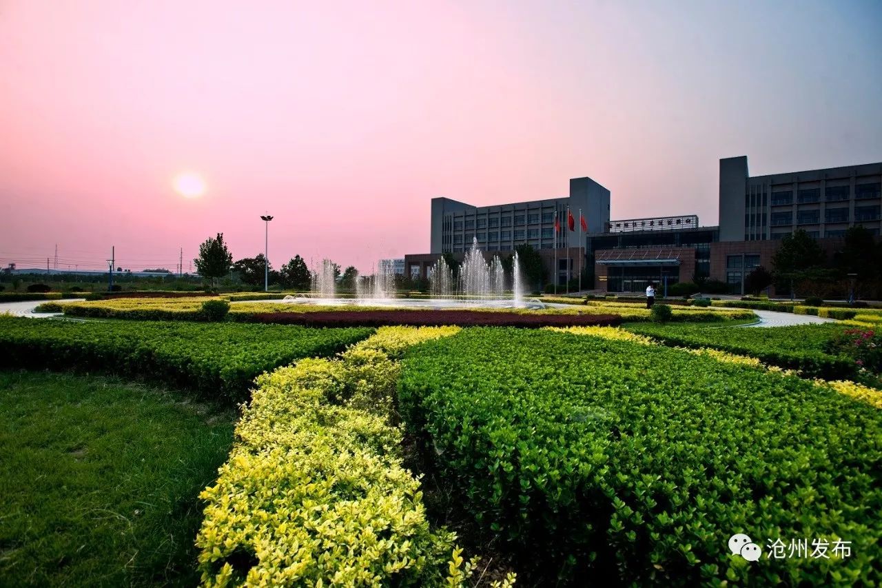 城在林中人在景中,城在园中人在景中