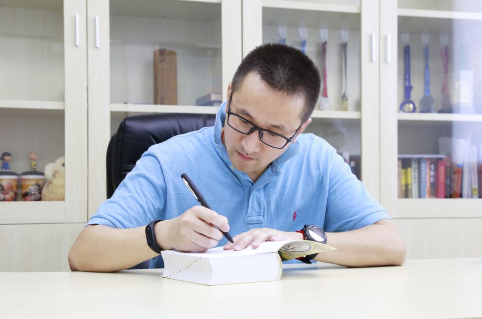 这个崇明人，从小就是学霸，后来创立了一家著名的教育培训机构