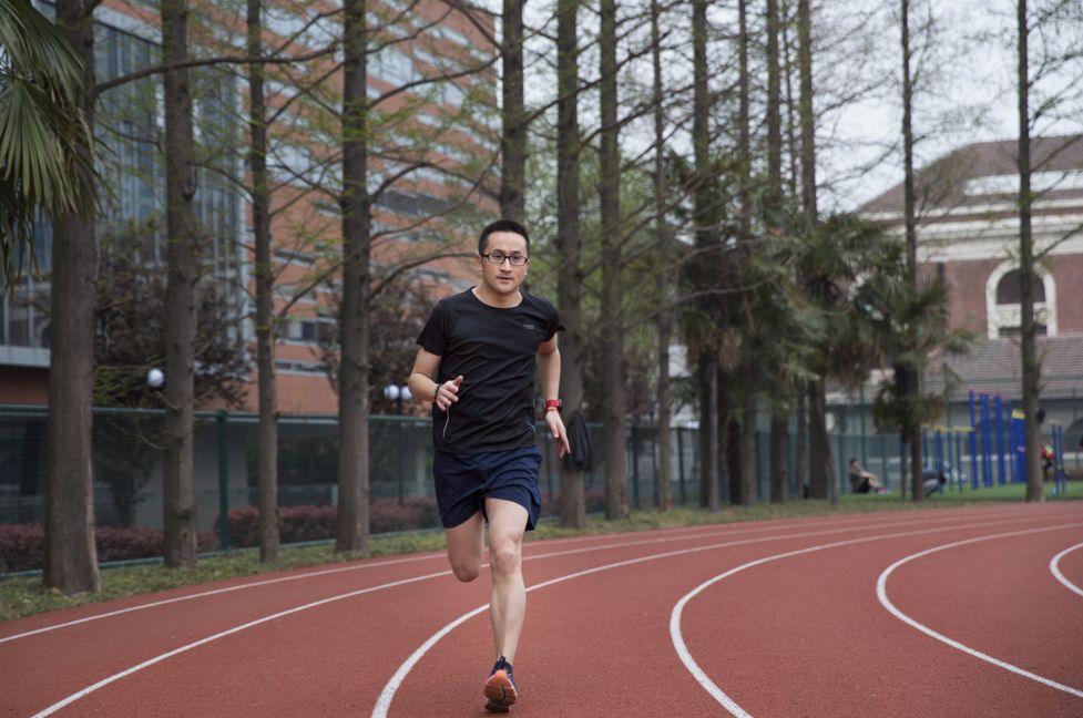 这个崇明人，从小就是学霸，后来创立了一家著名的教育培训机构