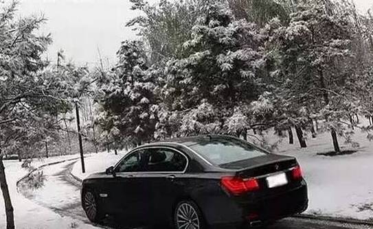 大雪后的爱车,大雪后如何清除车上的雪