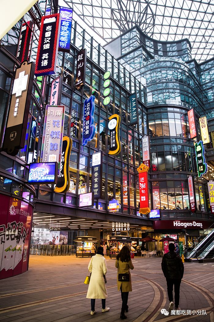 端不动的鱼缸鸡尾酒,边嚼边喝