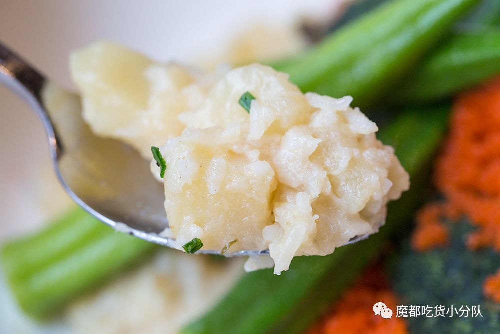 端不动的鱼缸鸡尾酒,边嚼边喝