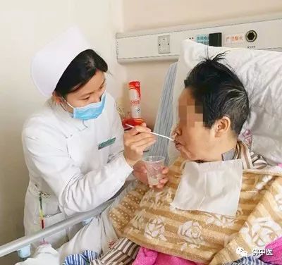 「专业」脑干梗塞合并吞咽障碍,脑病科吞咽专科护士有妙招