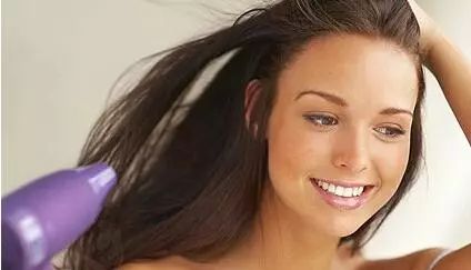 用电吹风会引起爆炸吗,电吹风什么情况下会爆炸