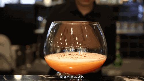端不动的鱼缸鸡尾酒,边嚼边喝