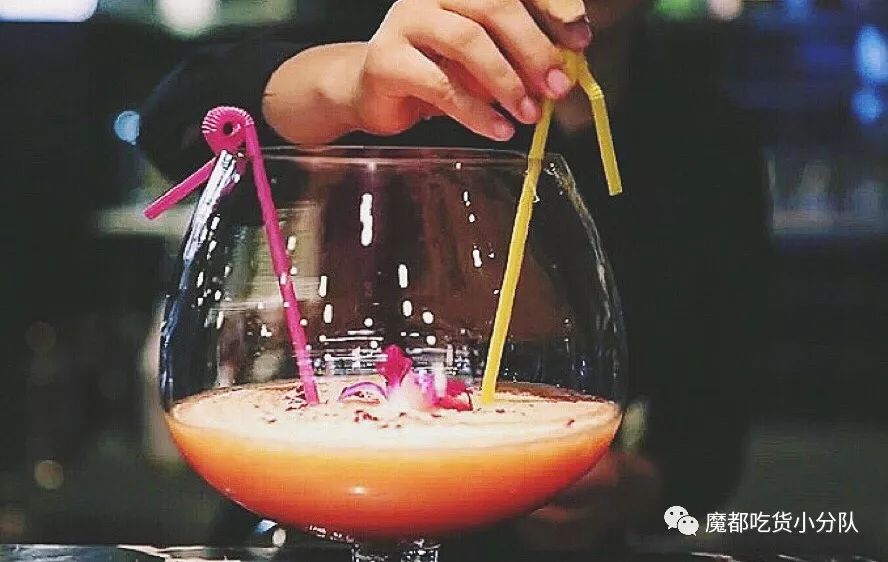 端不动的鱼缸鸡尾酒,边嚼边喝