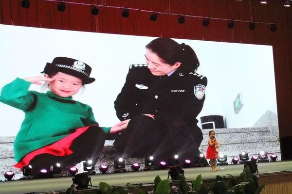 给警察发自拍,发警察服自拍照文案