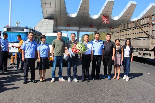 给警察发自拍,发警察服自拍照文案