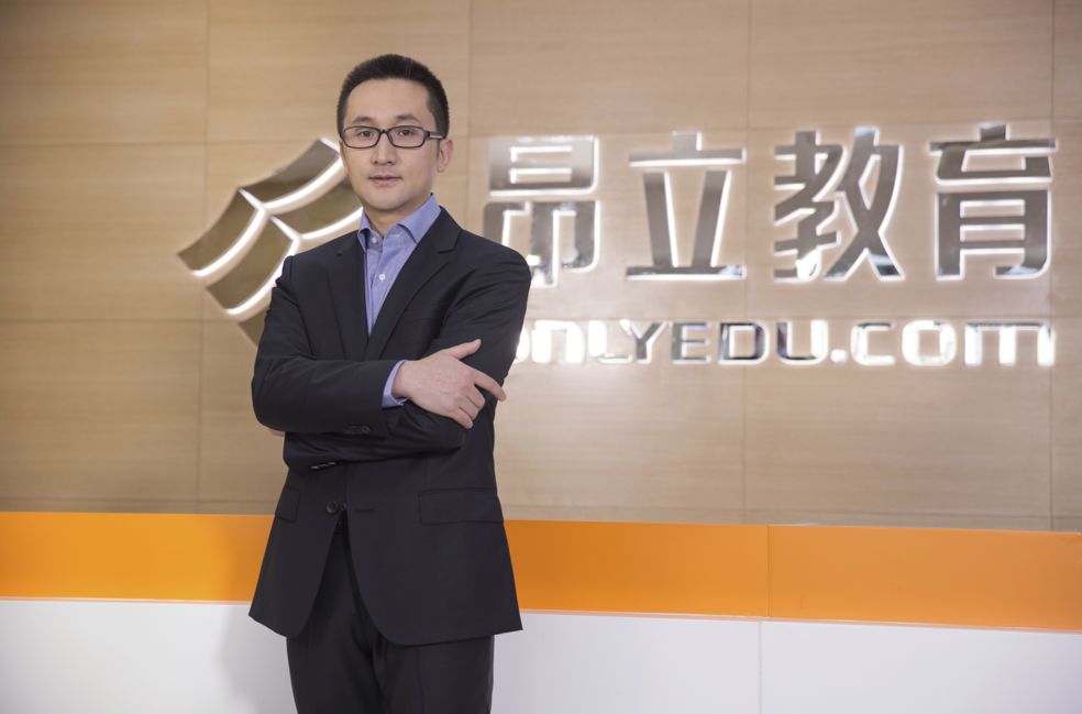 这个崇明人，从小就是学霸，后来创立了一家著名的教育培训机构