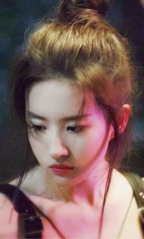 二代妖精刘亦菲颠覆形象妖气十足,35岁刘亦菲照样美成天仙