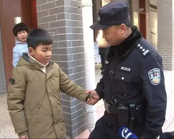 风雪中“你为她捂手我给你打伞”民警找到了“撑伞男孩”