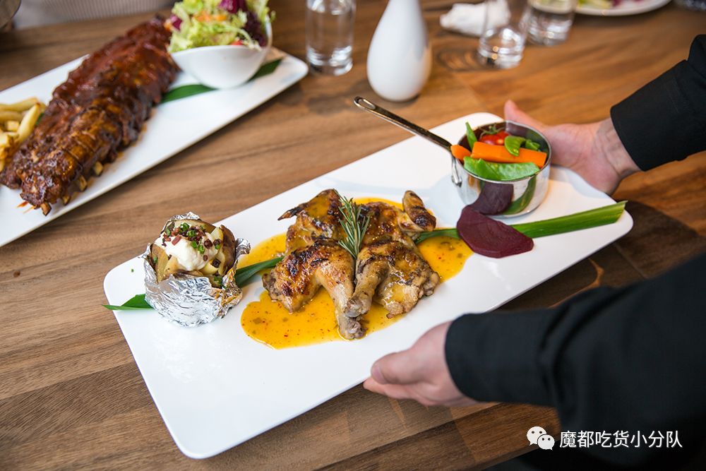 端不动的鱼缸鸡尾酒,边嚼边喝