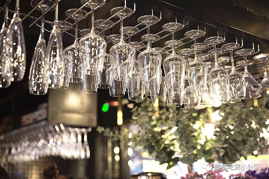 端不动的鱼缸鸡尾酒,边嚼边喝