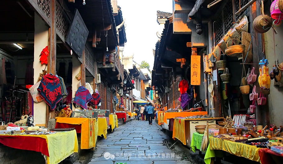 挂在瀑布中的千年古镇,挂在瀑布上的古镇芙蓉旗