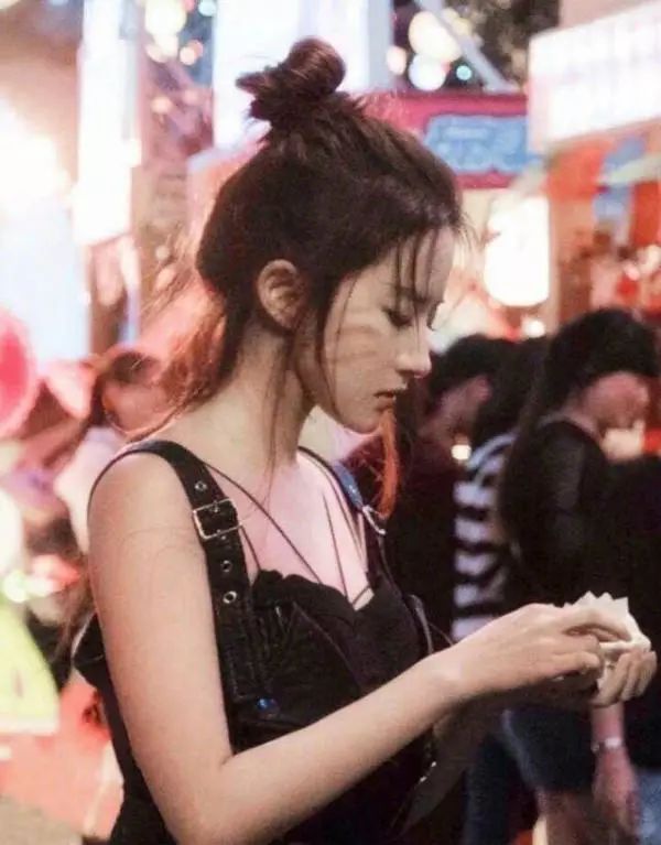 二代妖精刘亦菲颠覆形象妖气十足,35岁刘亦菲照样美成天仙