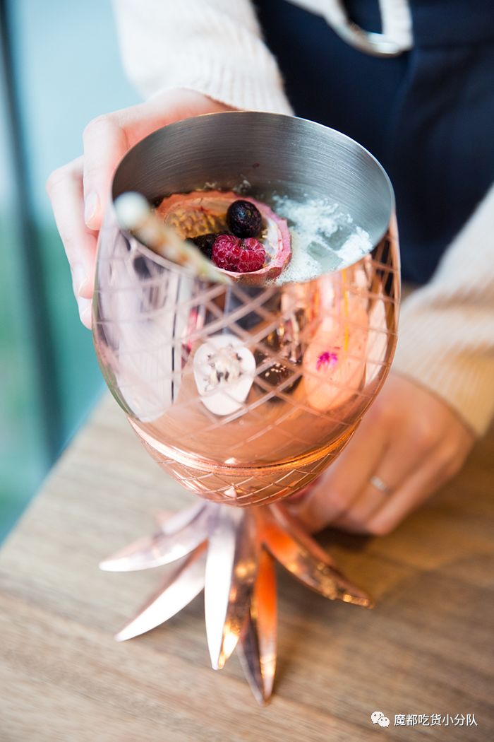 端不动的鱼缸鸡尾酒,边嚼边喝