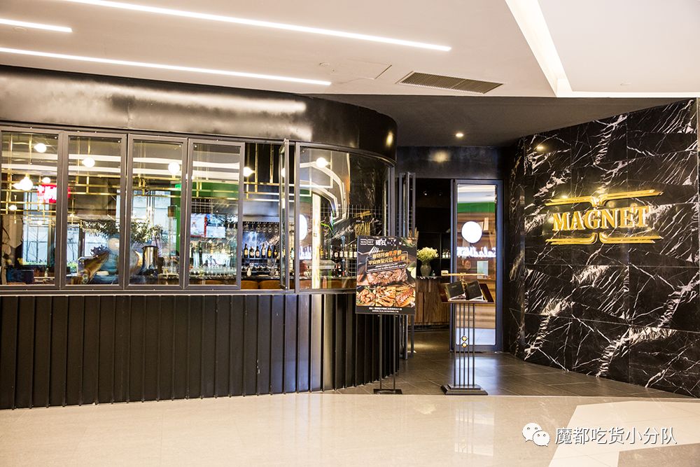 端不动的鱼缸鸡尾酒,边嚼边喝