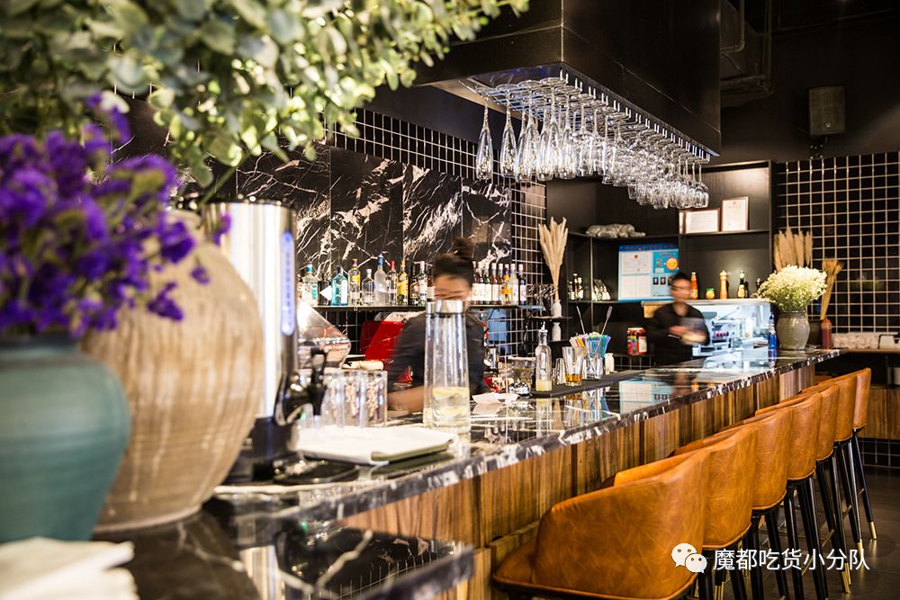 端不动的鱼缸鸡尾酒,边嚼边喝