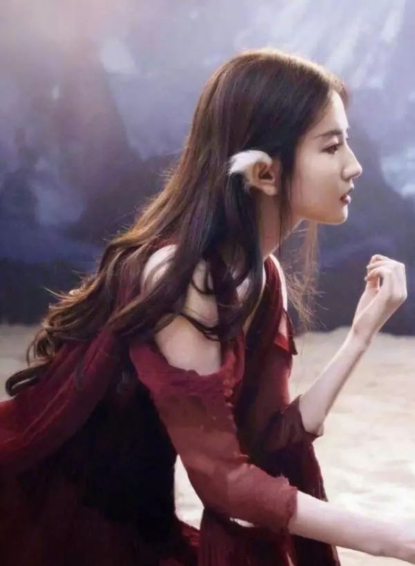 二代妖精刘亦菲颠覆形象妖气十足,35岁刘亦菲照样美成天仙