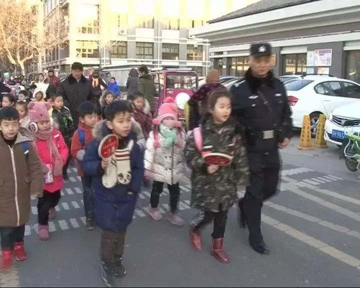 风雪中“你为她捂手我给你打伞”民警找到了“撑伞男孩”