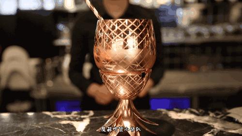 端不动的鱼缸鸡尾酒，边嚼边喝