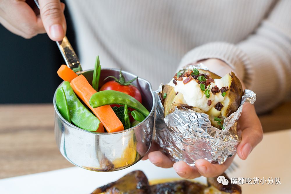 端不动的鱼缸鸡尾酒,边嚼边喝