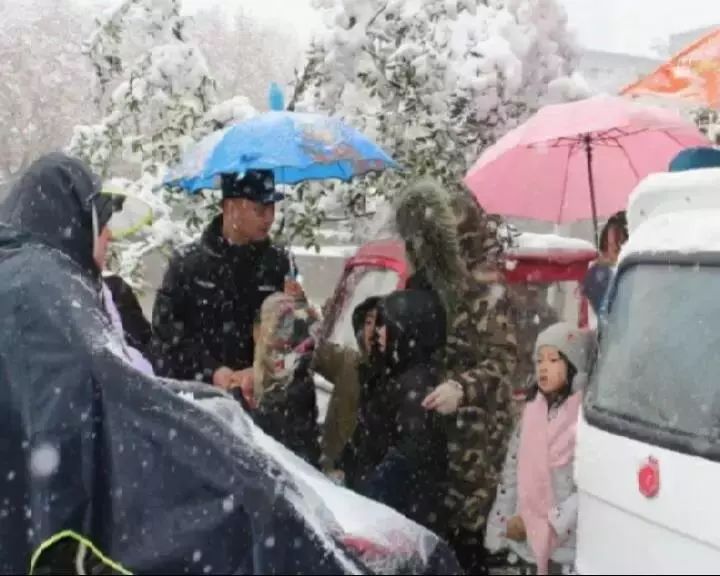 风雪中“你为她捂手我给你打伞”民警找到了“撑伞男孩”