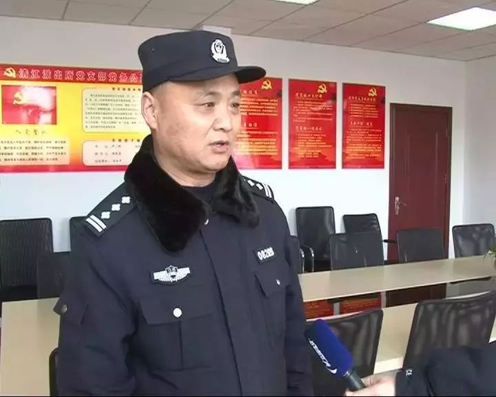 风雪中“你为她捂手我给你打伞”民警找到了“撑伞男孩”