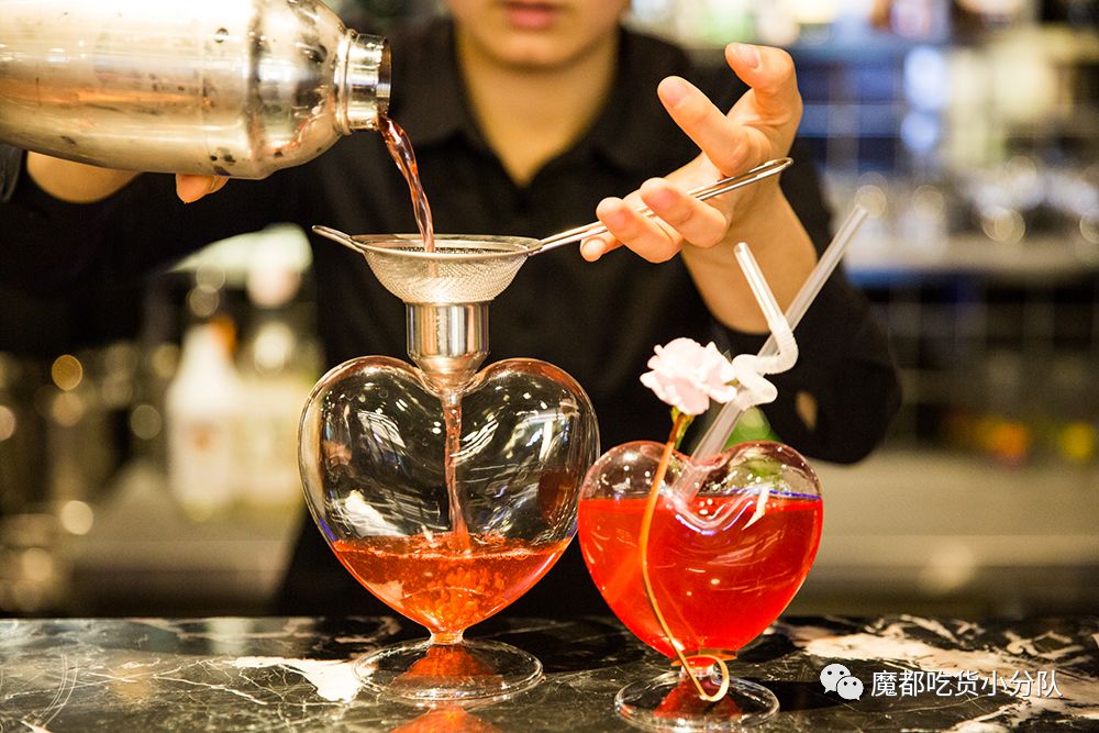 端不动的鱼缸鸡尾酒，边嚼边喝