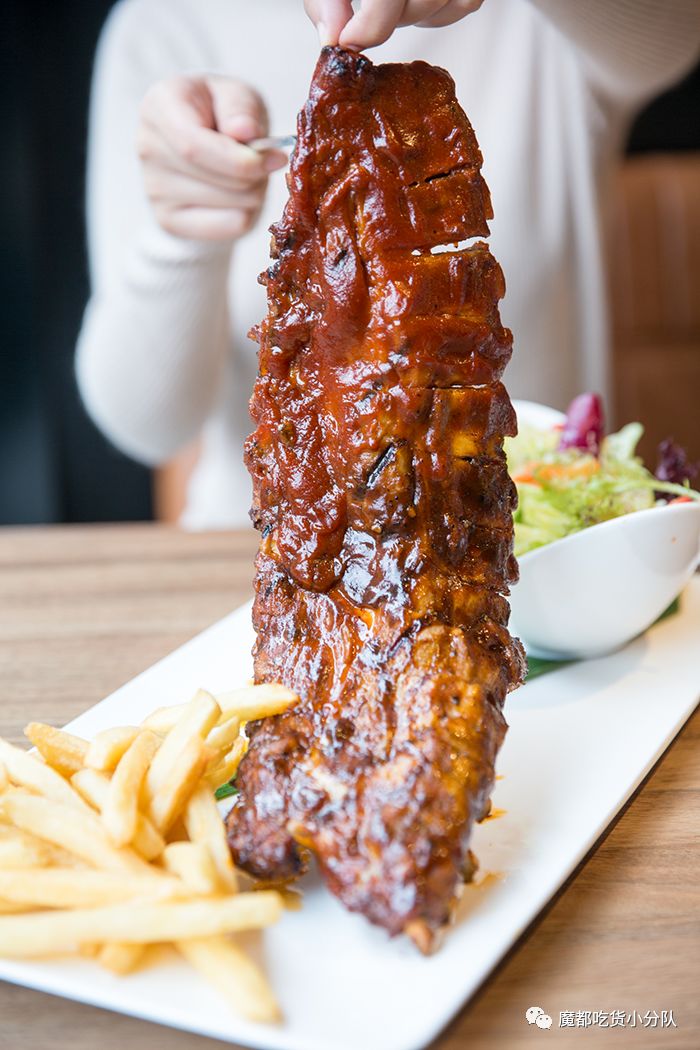 端不动的鱼缸鸡尾酒,边嚼边喝