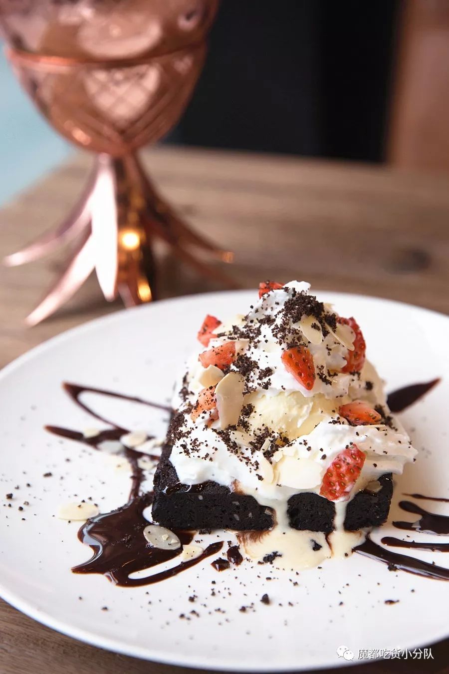 端不动的鱼缸鸡尾酒,边嚼边喝