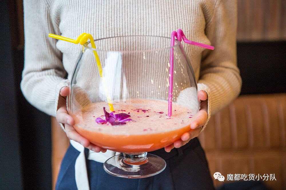 端不动的鱼缸鸡尾酒,边嚼边喝