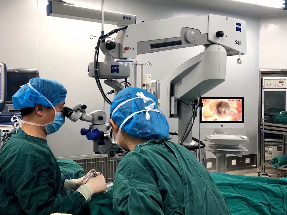 在小小眼球上,三台手术同时进行,不服不行!