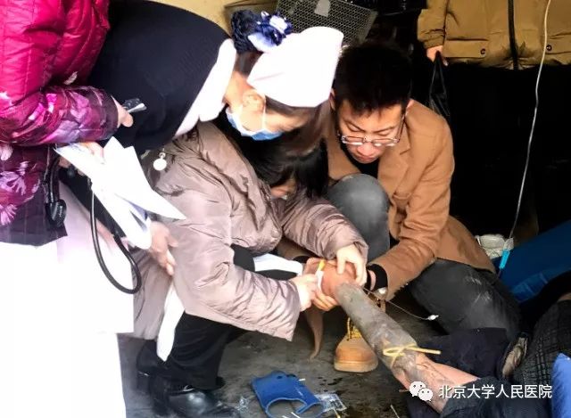 直击|为白衣天使点赞!路遇昏迷病人怎么办?“人民”急诊护士用行动告诉您~