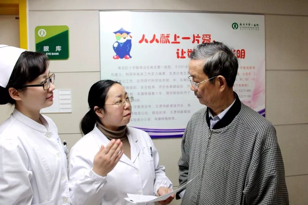 在小小眼球上,三台手术同时进行,不服不行!